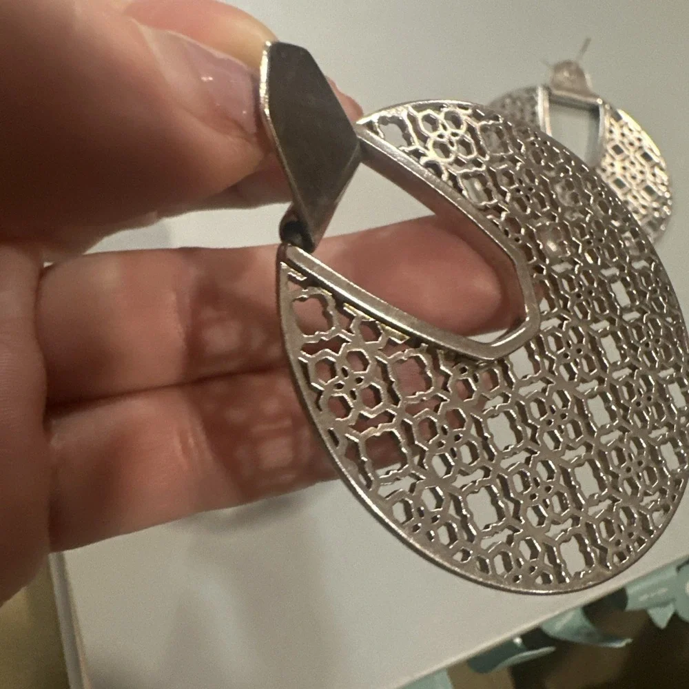 Kendra Scott‎ Diane large statement earrings Silver tone filigree round post